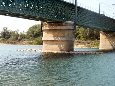 Remoulins (30)Pont sur le GardonVue de l'amont rive gauche