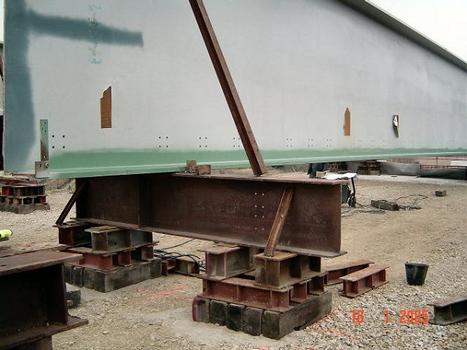 Reconstruction du pont du chemin de fer sur l'Orbieu. Calage des poutres latérales pour réalisation du tablier