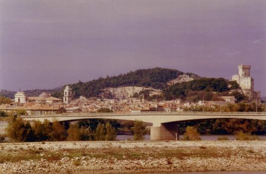 Villeneuve-lez-Avignon (30)Vue générale, pont de l'Europe au premier plan: Villeneuve-lez-Avignon (30) Vue générale, pont de l'Europe au premier plan