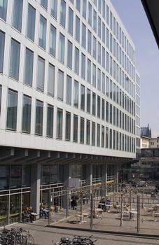 WDR-Vierscheibenhaus: Aussenfassade aus Glas, Eingang am Appellhofplatz 1 Ansicht zwischen VSH und EDV-Haus, unten ist ein Cafe mit Aussengastronmie