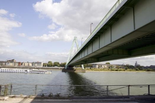 Severinsbrücke vom Rheinauhafen aus und neuem Fussgängeraufgang