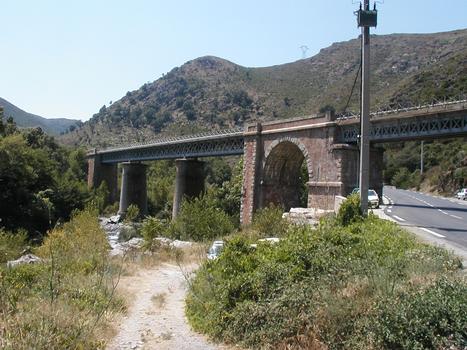 Pont de chemin de fer sur la RN 193 et le Golo, à l'ouest de Barchetta. Poutres sur piles de briques et de moëllons