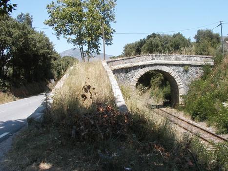 Kleine Brücke über die Eisenbahn zwischen Ponte-Nuovo und Ponte-Leccia
