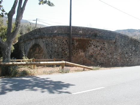 Kleine Brücke über die Eisenbahn zwischen Ponte-Nuovo und Ponte-Leccia