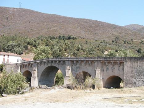 Ponte Leccia (Haute Corse) : Pont de pierre XVI ème siècle sur le Golo, de même facture que celui de Ponte Nuovo