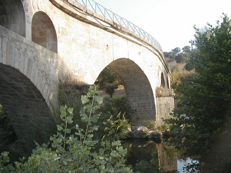 Pont de Calzola sur le Taravo (Corse du Sud) : Remarquable par sa forme en double courbure. Vue prise côté amont