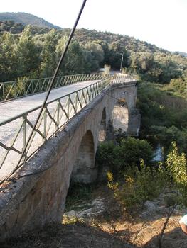 Pont de Calzola sur le Taravo (Corse du Sud):Remarquable par sa forme en double courbure. Vue prise côté amont
