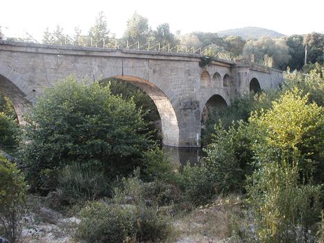 Pont de Calzola sur le Taravo (Corse du Sud):Remarquable par sa forme en double courbure. Vue prise côté amont