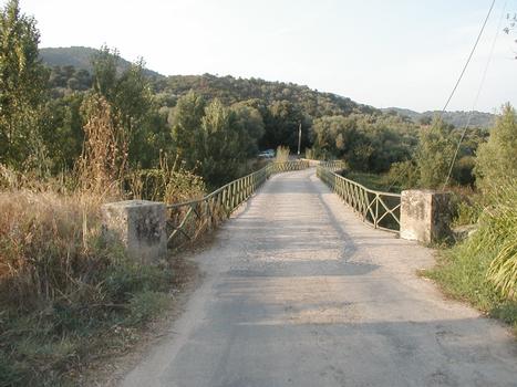 Pont de Calzola sur le Taravo (Corse du Sud) : Remarquable par sa forme en double courbure. Vue prise côté amont