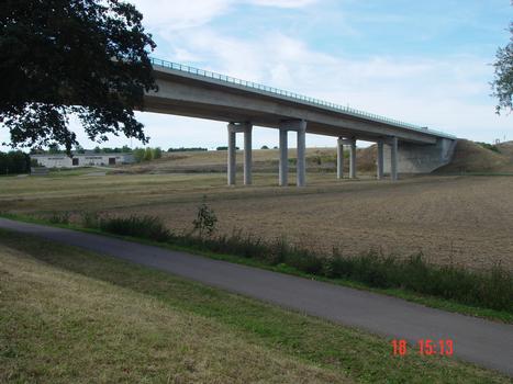 Saalebrücke A38 bei Schkortleben, Pfeiler, Blickrichtung Abfahrt Leuna vom Saaleufer aus