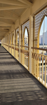 Fußgängerbrücke über die Al Khaleej-Straße