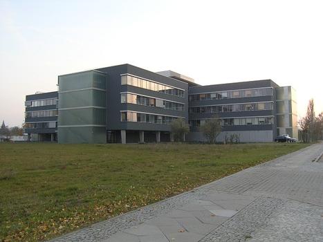 Zentrum für Nachhaltige Technologien, 2005, Magnusstraße 1-2, Berlin-Adlershof (Architekturbüro Henn, München/Berlin)