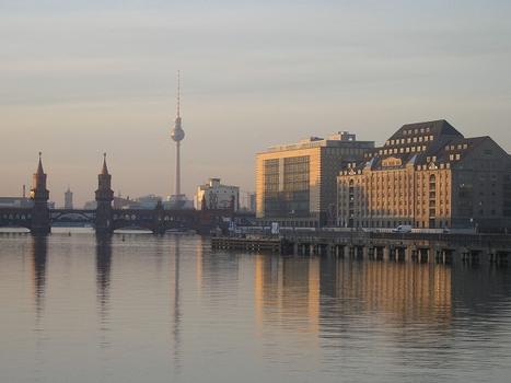 Oberbaumbrücke, Fernsehturm, Universal Music, Getreidespeicher, Berlin-Friedrichshain