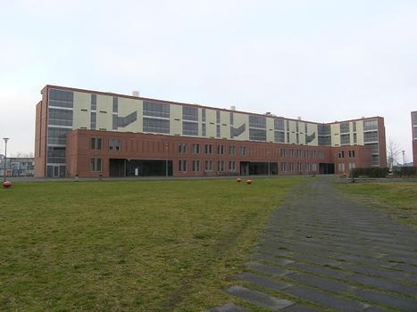 Institut für Chemie, Humboldt-Universität zu Berlin (Emil Fischer-Haus), 2001, Brook-Taylor-Straße 2 (Volker Staab Architekten)