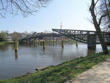 Pedestrian bridge over Klughafen