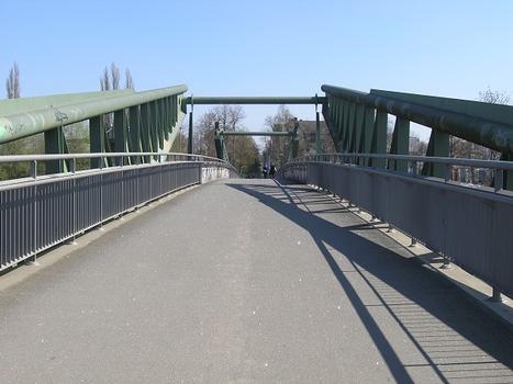 Pedestrian bridge over Klughafen
