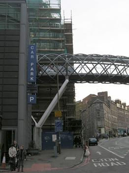 Fußgängerbrücke über die Leith Street zum Parkhaus des St. James Shopping Center, Edinburgh