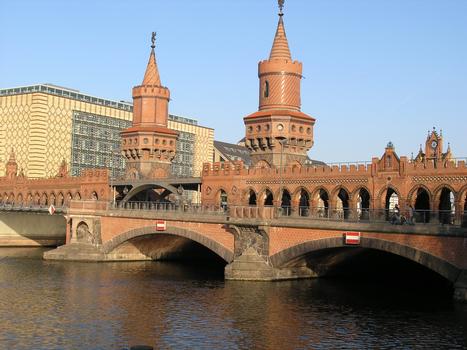 Immeuble de refrigération d'oeufs derrière le pont d'Oberbaum à Berlin