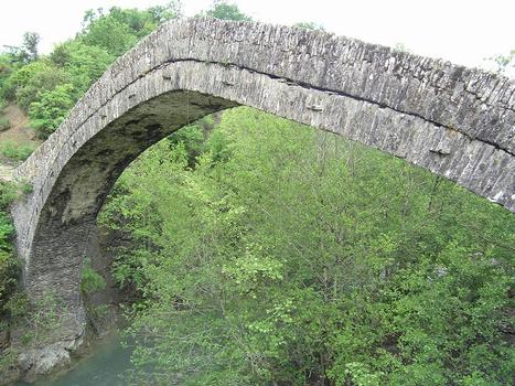 Tsipiani-Brücke über den Fluss Varda, Epirus, Ioannina, Greveniti