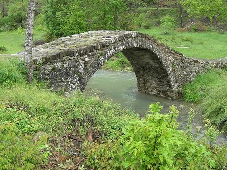 Agio Mina Brücke über den Aoos bei Dilofo, Ioannina, Epirus