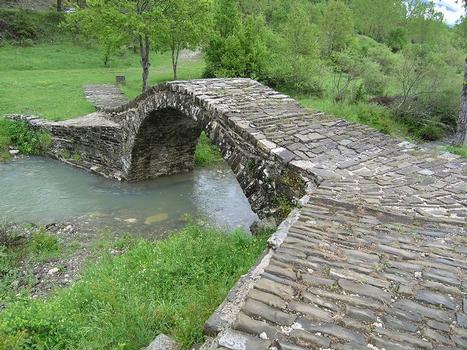 Agio Mina Brücke über den Aoos bei Dilofo, Ioannina, Epirus