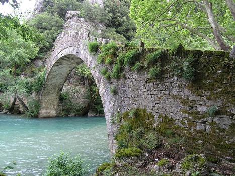 Brücke von Klidonia über den Voidomatis Fluss, Klidonia, Ioannina, Epirus