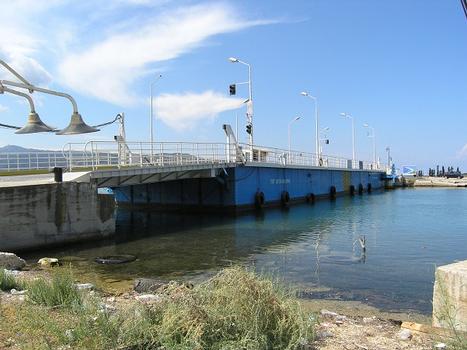 Pont flottant donnant accès à l'île de Leucada