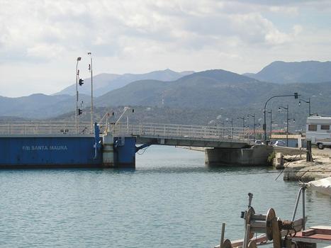 Pont flottant donnant accès à l'île de Leucada