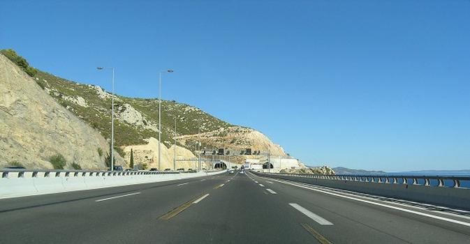 Geraneia-Tunnel (Athen-Korinth; links)Thiseas-Tunnel (Korinth-Athen; rechts): Geraneia-Tunnel (Athen-Korinth; links) Thiseas-Tunnel (Korinth-Athen; rechts)