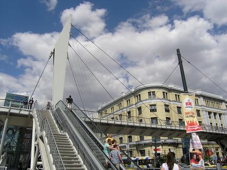Passerelle d'accès de la station de métro du Pirée