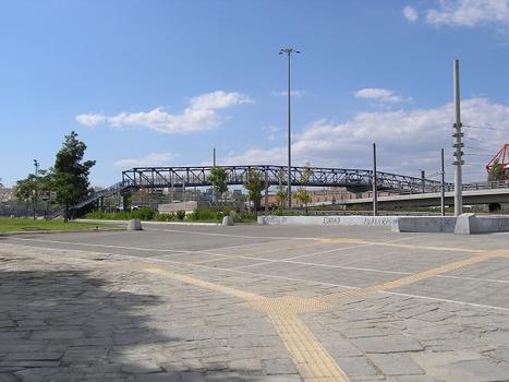 Passerelle d'accès à la station Neo Faliro à Athènes