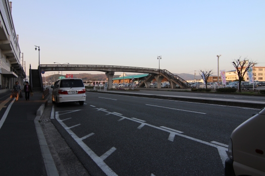 Fußgängerbrücke am Bahnhof Kojima