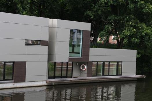 Houseboat on Eilbek Canal (Berth 1.4)