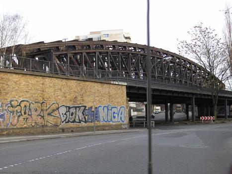 S-Bahn Brücke Ecke Liesenstr./Gartenstr./Ackerstr./Scheringstr.(Berlin-Mitte)