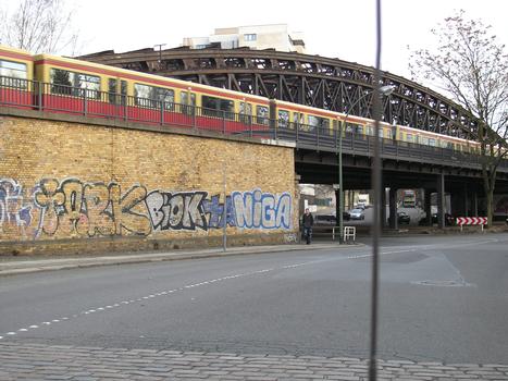 S-Bahn Brücke Ecke Liesenstr./Gartenstr./Ackerstr./Scheringstr.(Berlin-Mitte)
