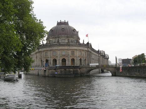 Bodemuseum mit Monbijoubrücke