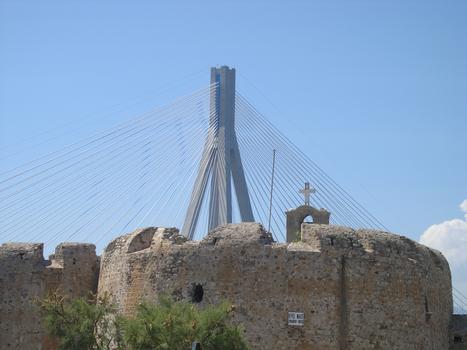 Festung von Rion, Griechenland (dahinter die Rion-Antirion-Brücke)