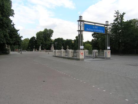 Pont Carl-Zuckmayer est en effet le toît de la station de métro «Rathaus Schöneberg» à Berlin