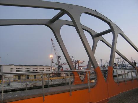 Docas do Alcántara Bridge, Lisbon