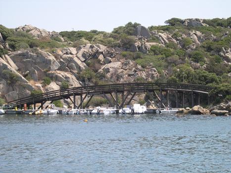Pont sur le port de Santa Teresa Gallura, Sardaigne