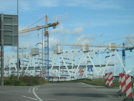 Pont-parking de la Neue Messe de Stuttgart qui franchit l'autoroute A8