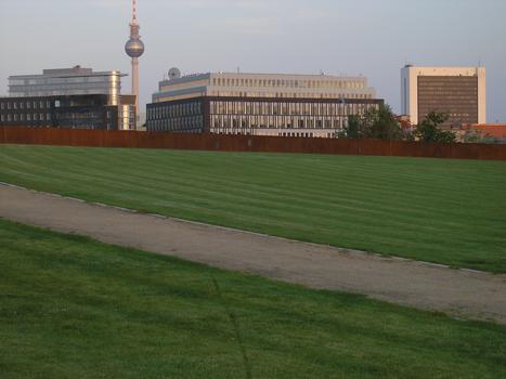 Pressekonferenz und Berliner Fernsehturm hinter dem Spreebogenpark