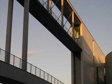 Passerelle à deux étages reliant le bâtiments Paul Löbe et Marie Elisabeth Lübers. Le niveau supérieur est pour les membres du parlement et le niveau inférieur pour le grand public