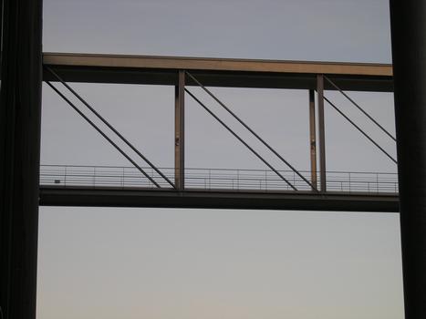 zweistöckige Fussgängerbrücke zwischen den Bundestagsbauten (Paul Löbe und Marie Elisabeth Lüders Haus) oben Abgeordnetenbrücke, unten öffentl. Fußverkehr