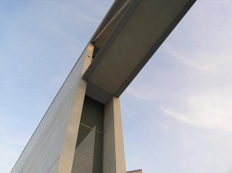 Zweistöckige Fussgängerbrücke zwischen den Bundestagsbauten (Paul Löbe und Marie Elisabeth Lüders Haus) oben Abgeordnetenbrücke, unten öffentl. Fußverkehr