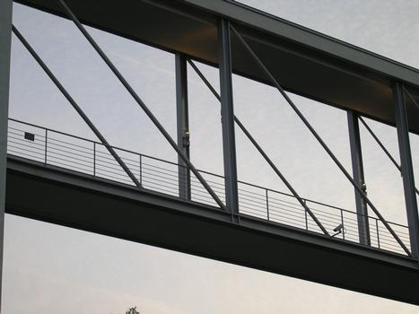 Zweistöckige Fussgängerbrücke zwischen den Bundestagsbauten (Paul Löbe und Marie Elisabeth Lüders Haus) oben Abgeordnetenbrücke, unten öffentl. Fußverkehr