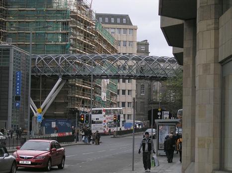 Fußgängerbrücke über die Leith Street zum Parkhaus des St. James Shopping Center, Edinburgh