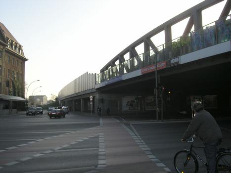 Bahnhof Berlin-Spandau, Bahnbrücke
