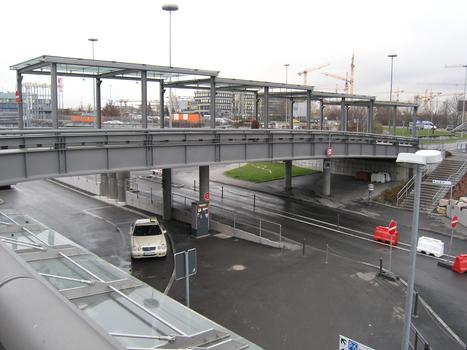 Fußgängerbrücke am Flughafen Stuttgart