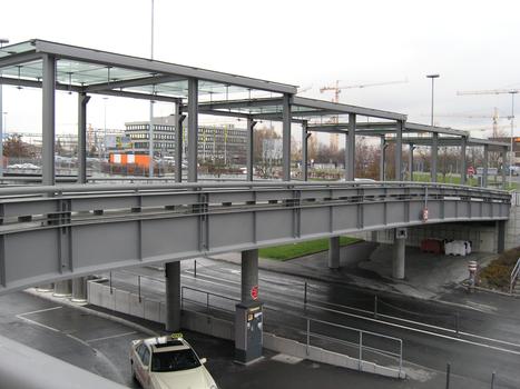 Fußgängerbrücke am Flughafen Stuttgart